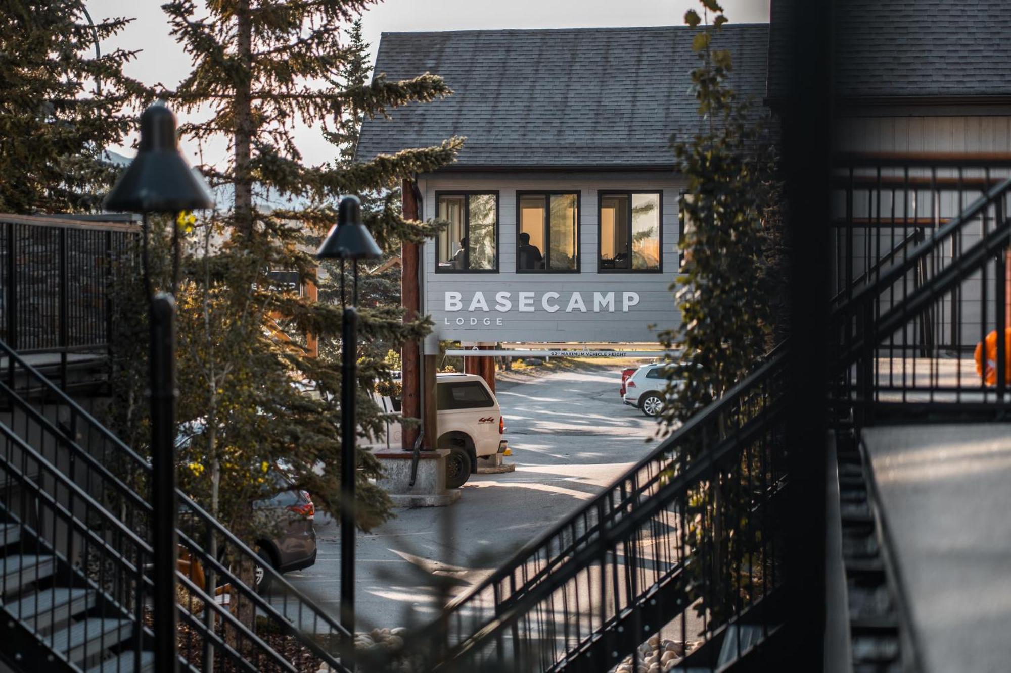 Basecamp Lodge Canmore Exteriör bild
